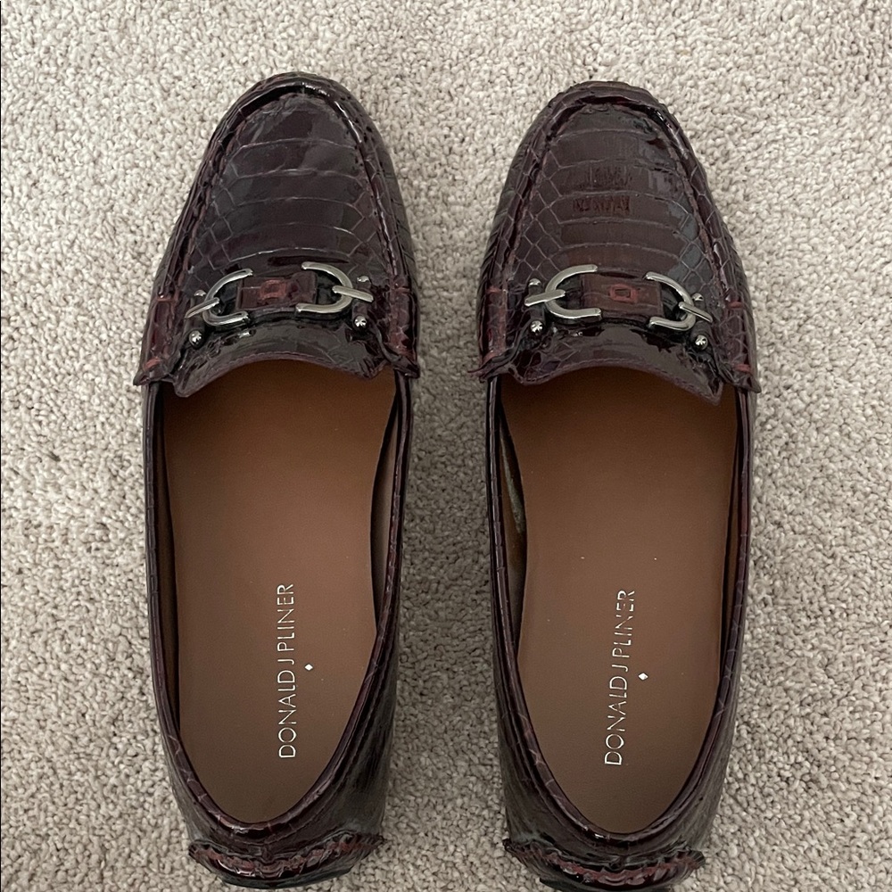 Donald J. Pliner women’s Burgundy Croc-Embossed Loafers size 7.5